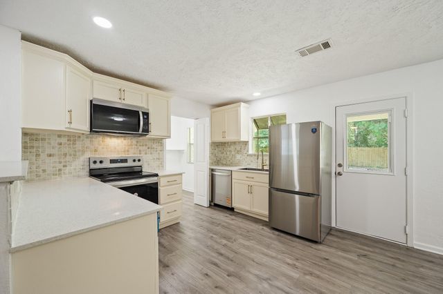 61 Hicks Loop W, Cleveland, TX 77328