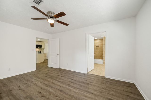 61 Hicks Loop W, Cleveland, TX 77328