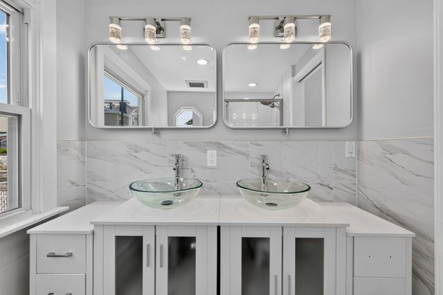 46 EAST 44TH ST, Bayonne, NJ 07002