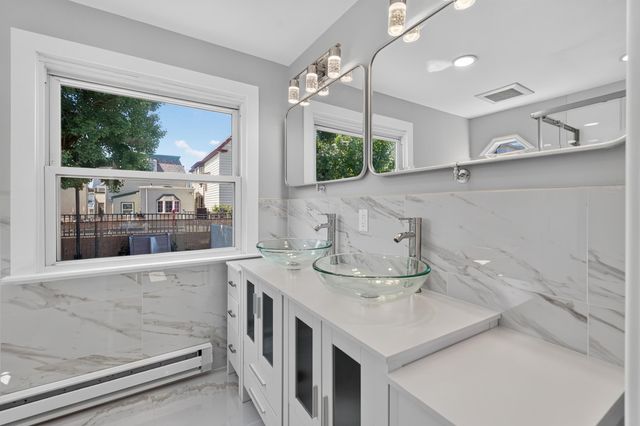 46 EAST 44TH ST, Bayonne, NJ 07002