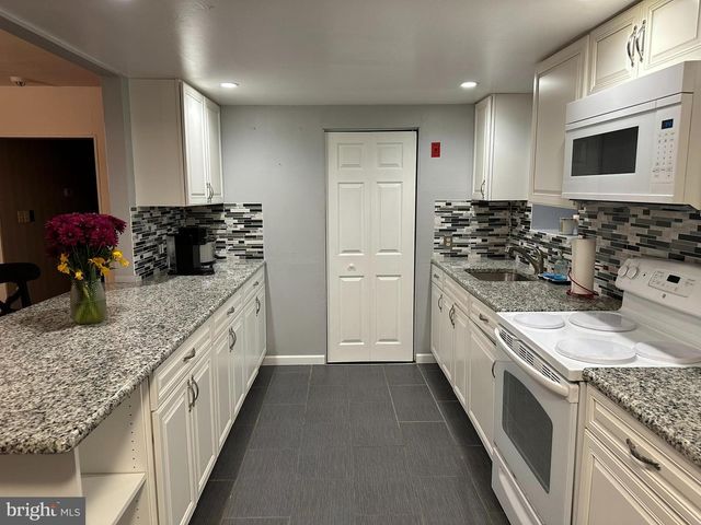 4 E CLAIRMONT DR, Newark, DE 19702