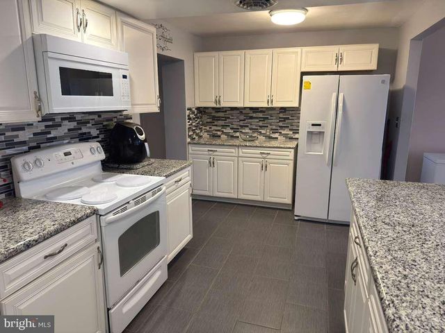 4 E CLAIRMONT DR, Newark, DE 19702