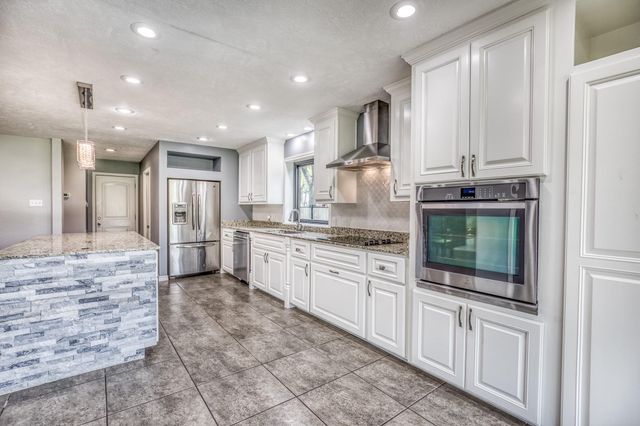 2414 E Rosedale, Brenham, TX 77833