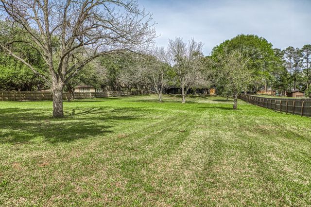 2414 E Rosedale, Brenham, TX 77833