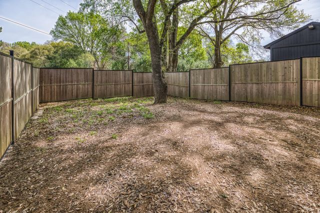 2414 E Rosedale, Brenham, TX 77833