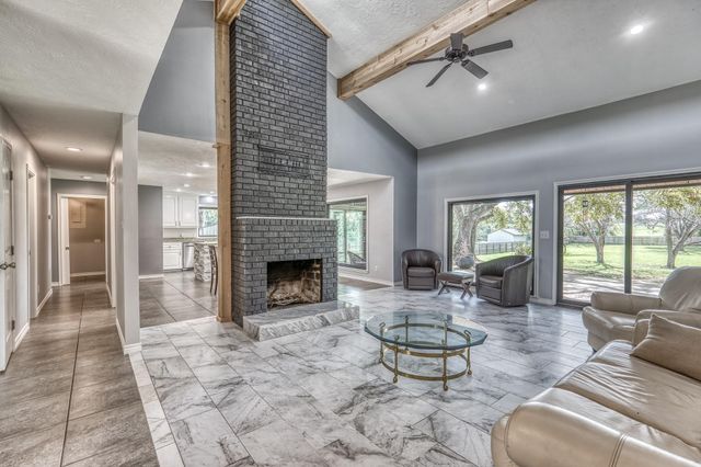 2414 E Rosedale, Brenham, TX 77833