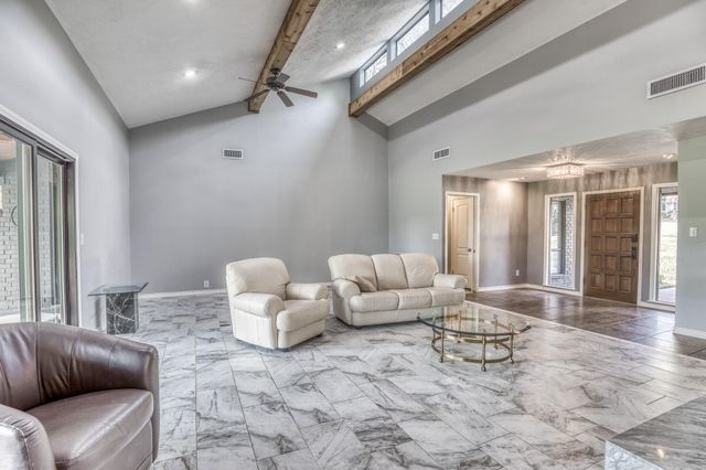 2414 E Rosedale, Brenham, TX 77833