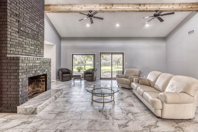 2414 E Rosedale, Brenham, TX 77833