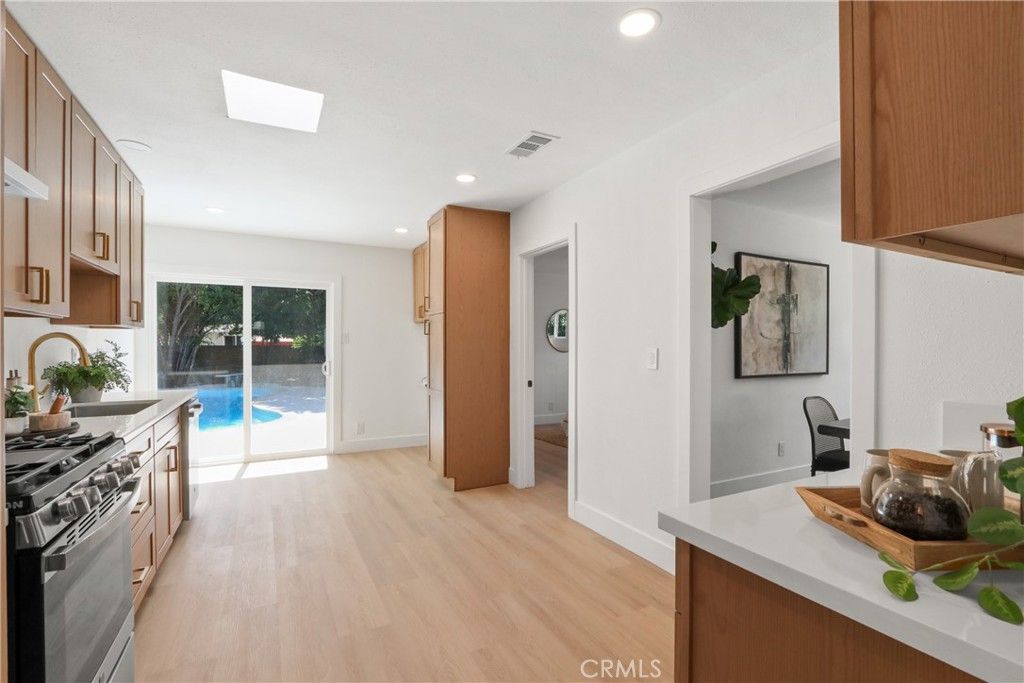Image 11 of property listing at 3250 Chestnut, Long Beach, CA 90806