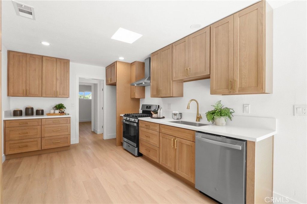 Image 12 of property listing at 3250 Chestnut, Long Beach, CA 90806