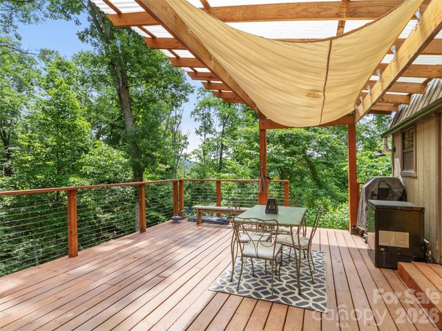 555 Logans Ridge Drive, Marshall, NC 28753
