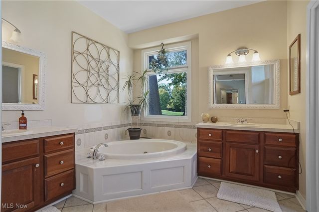 2872 IRONWOOD Drive, Green, OH 44312