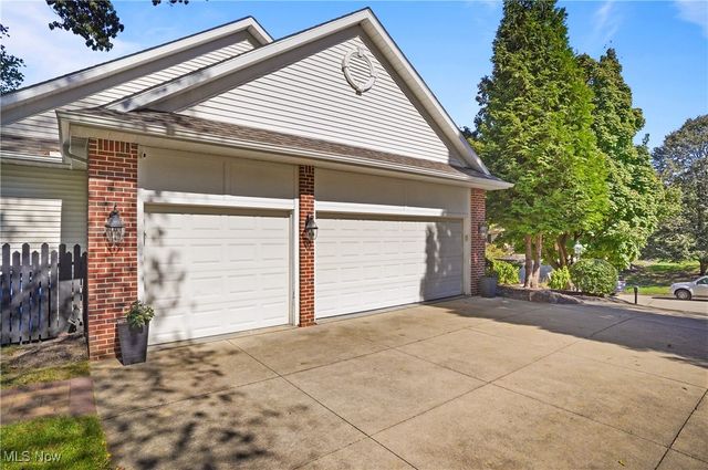 2872 IRONWOOD Drive, Green, OH 44312