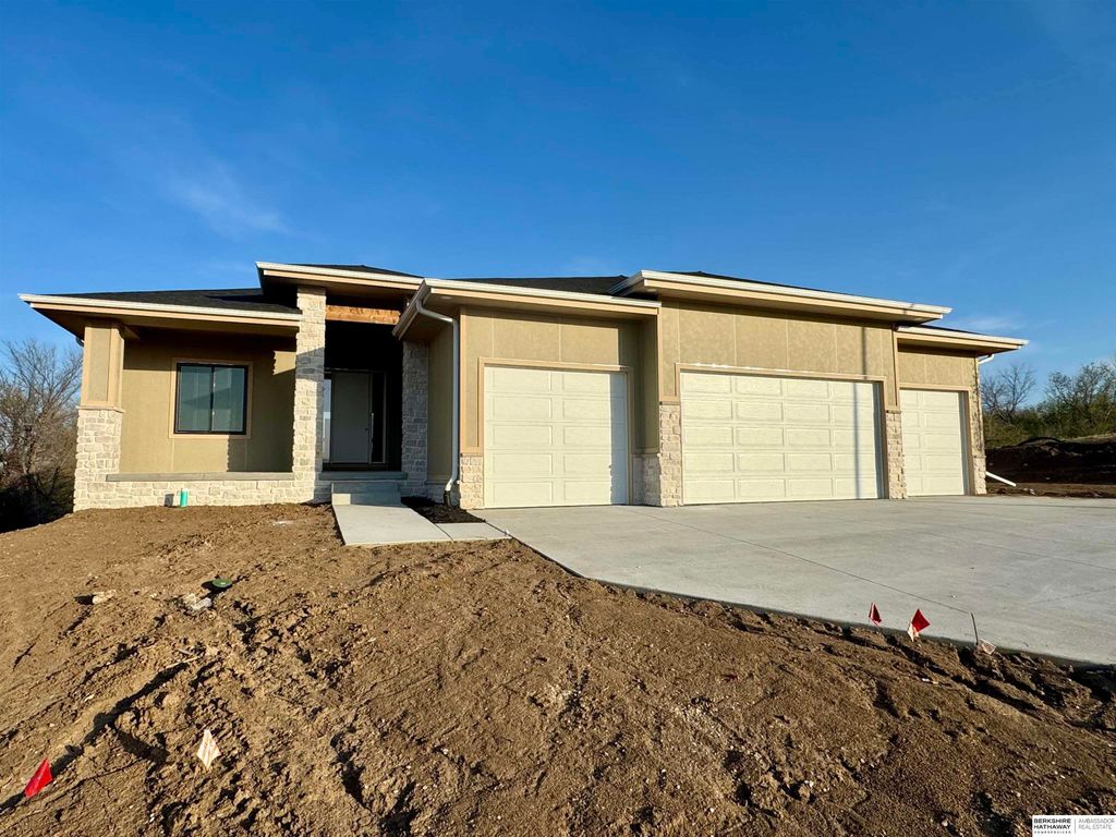 8958 Von Street, Papillion, NE 68046