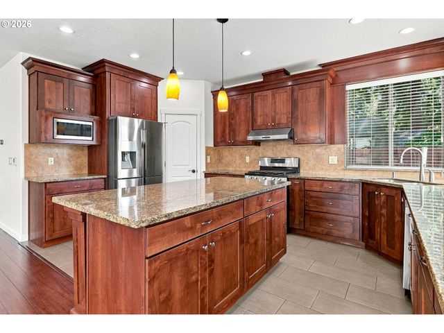 8328 Se CLATSOP St, Happy Valley, OR 97086