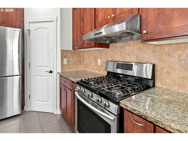 8328 Se CLATSOP St, Happy Valley, OR 97086