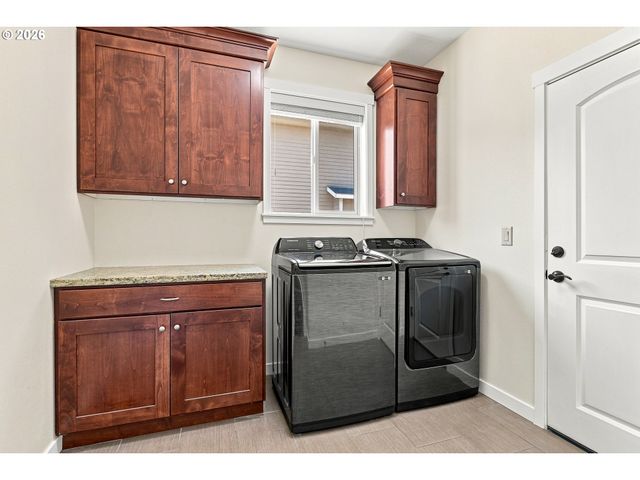 8328 Se CLATSOP St, Happy Valley, OR 97086