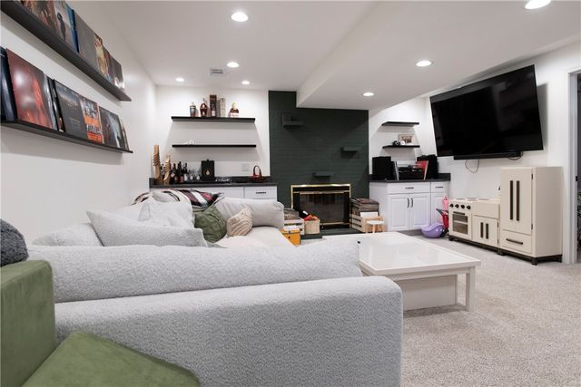 295 Twin Oaks Dr, Pine Twp, PA 15090