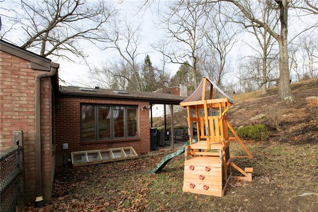 295 Twin Oaks Dr, Pine Twp, PA 15090