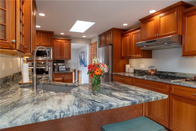 295 Twin Oaks Dr, Pine Twp, PA 15090