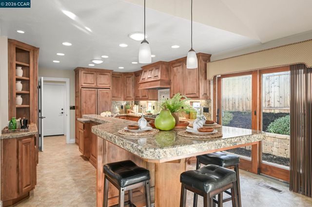 8 Rialto Dr, Clayton, CA 94517