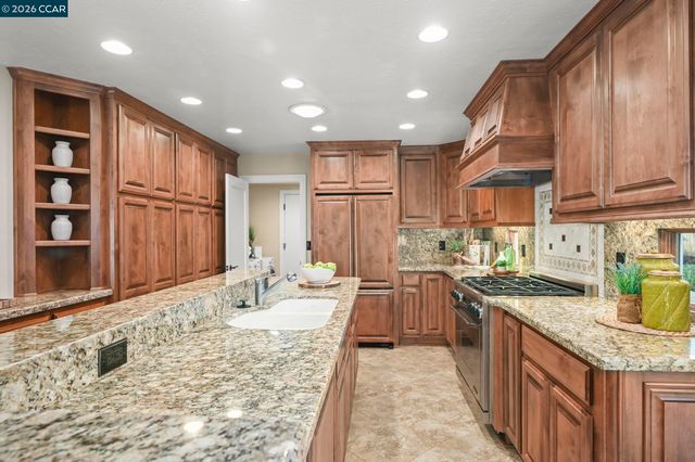 8 Rialto Dr, Clayton, CA 94517