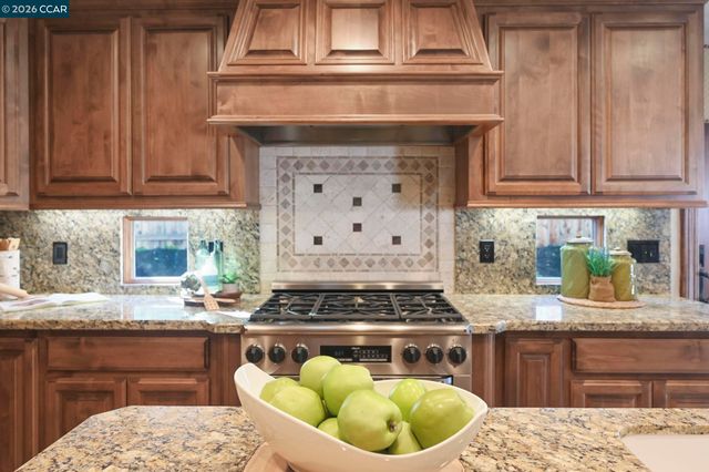 8 Rialto Dr, Clayton, CA 94517