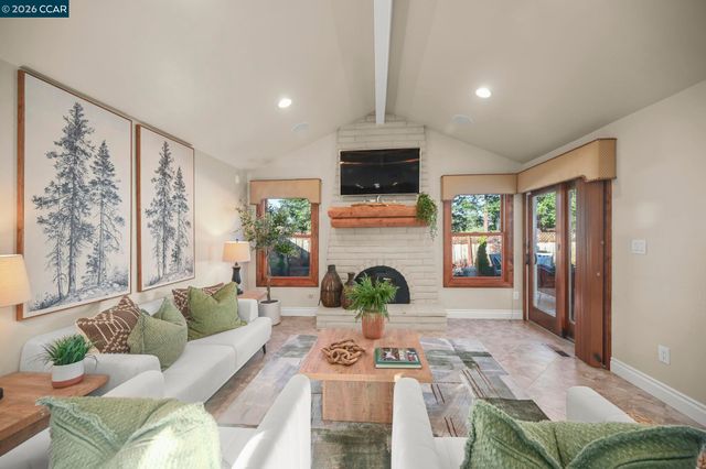 8 Rialto Dr, Clayton, CA 94517