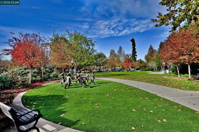 8 Rialto Dr, Clayton, CA 94517