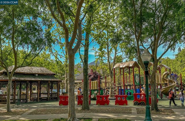 8 Rialto Dr, Clayton, CA 94517