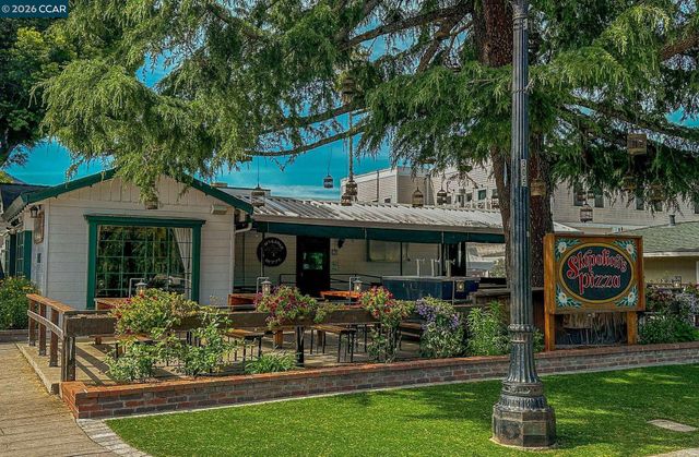 8 Rialto Dr, Clayton, CA 94517