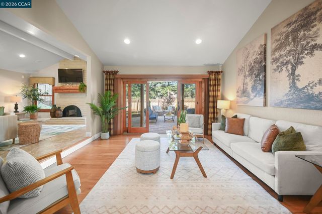 8 Rialto Dr, Clayton, CA 94517