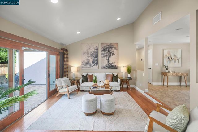 8 Rialto Dr, Clayton, CA 94517