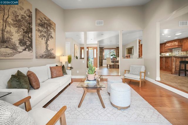 8 Rialto Dr, Clayton, CA 94517