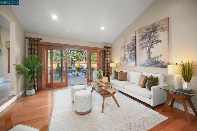 8 Rialto Dr, Clayton, CA 94517