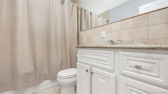 147 W Hampton Road, Lindenhurst, NY 11757