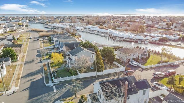 147 W Hampton Road, Lindenhurst, NY 11757