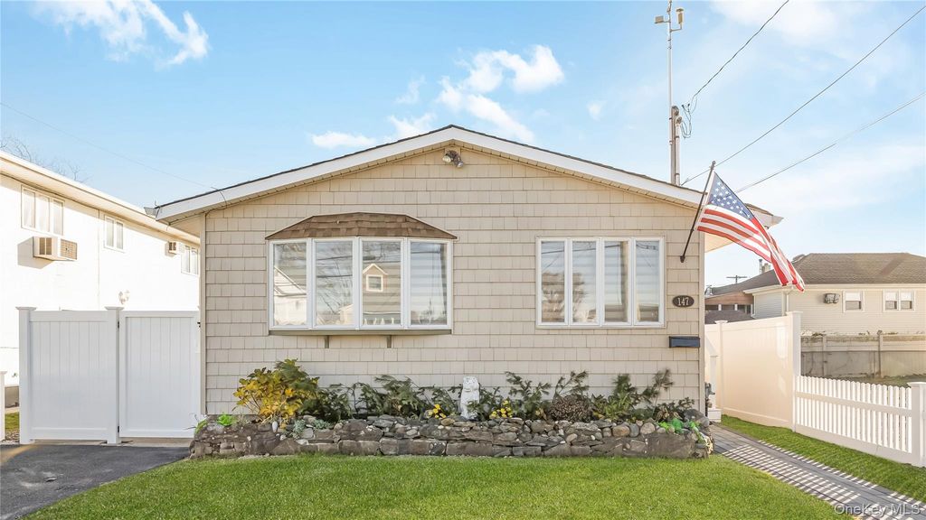 147 W Hampton Road, Lindenhurst, NY 11757
