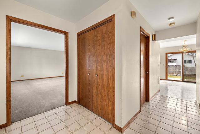 2176 Jordan Lane, Elgin, IL 60123