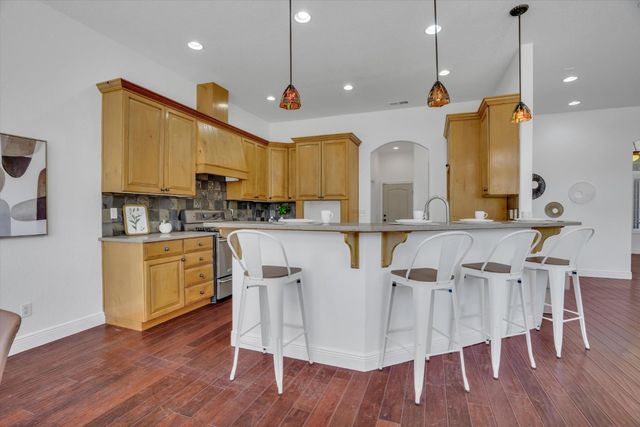 565 Springcreek Pl, Manteca, CA 95337