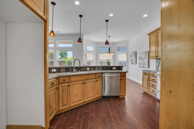 565 Springcreek Pl, Manteca, CA 95337