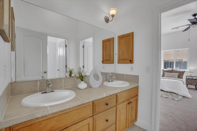 565 Springcreek Pl, Manteca, CA 95337