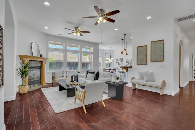 565 Springcreek Pl, Manteca, CA 95337