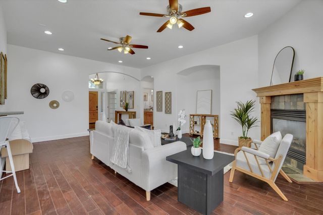 565 Springcreek Pl, Manteca, CA 95337