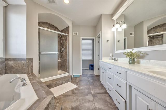 10219 Theden Circle, Lenexa, KS 66220