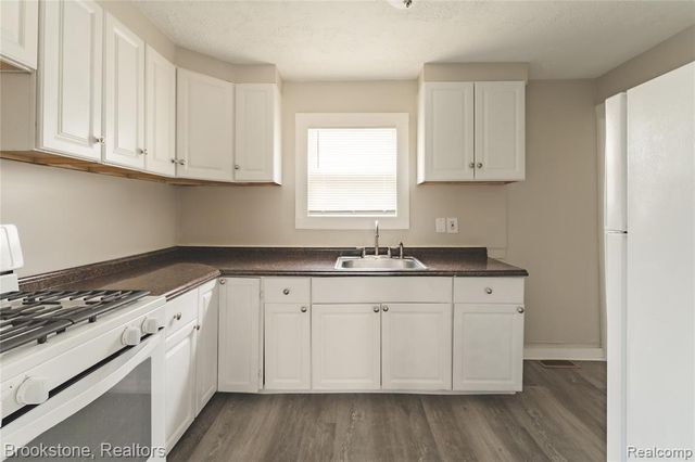 212 Sanderson Avenue, Pontiac, MI 48341