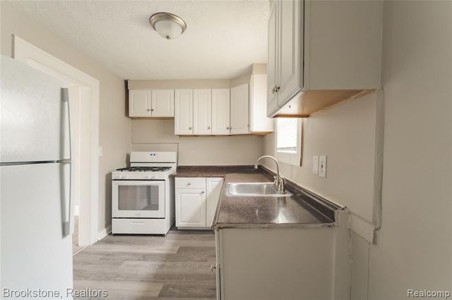 212 Sanderson Avenue, Pontiac, MI 48341