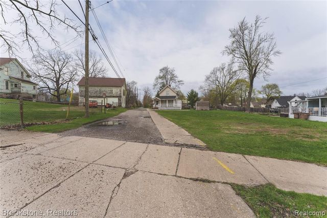 212 Sanderson Avenue, Pontiac, MI 48341