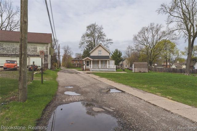212 Sanderson Avenue, Pontiac, MI 48341