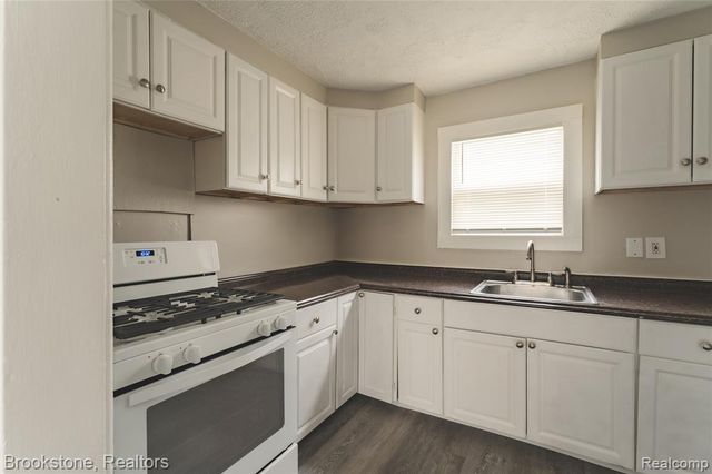 212 Sanderson Avenue, Pontiac, MI 48341